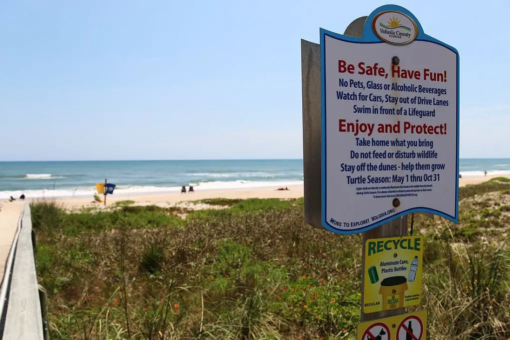 a signpost points the way towards the entrance to the secret dog beach.