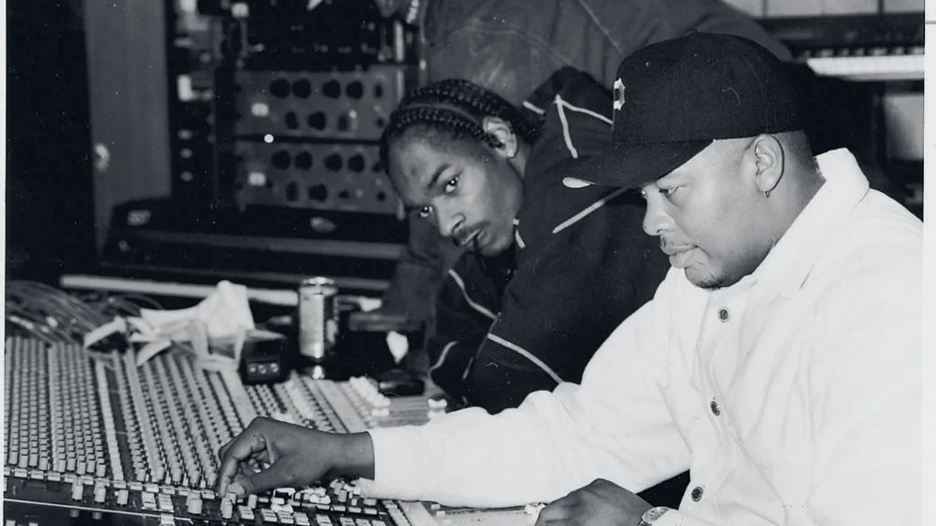 an image of snoop dogg and dr. dre in the studio recording doggystyle