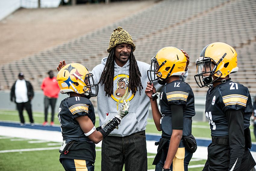 an image of snoop dogg coaching his youth football league