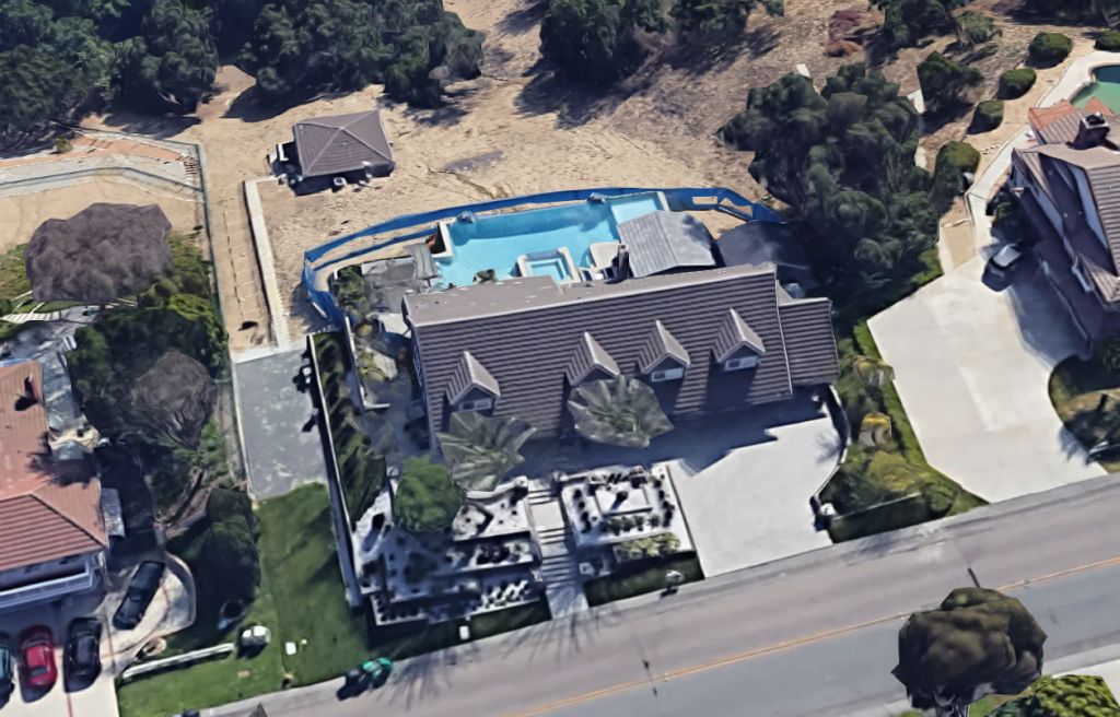 an image of the exterior of snoop dogg's main residence in diamond bar, ca