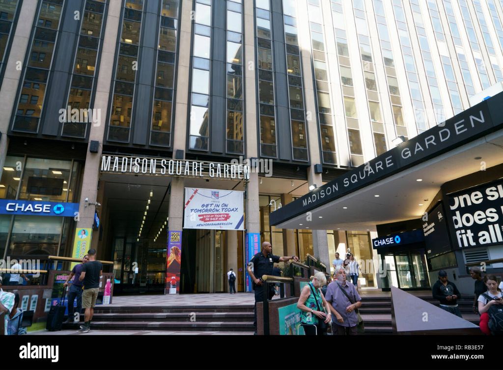 exterior view of madison square garden arena in new york city