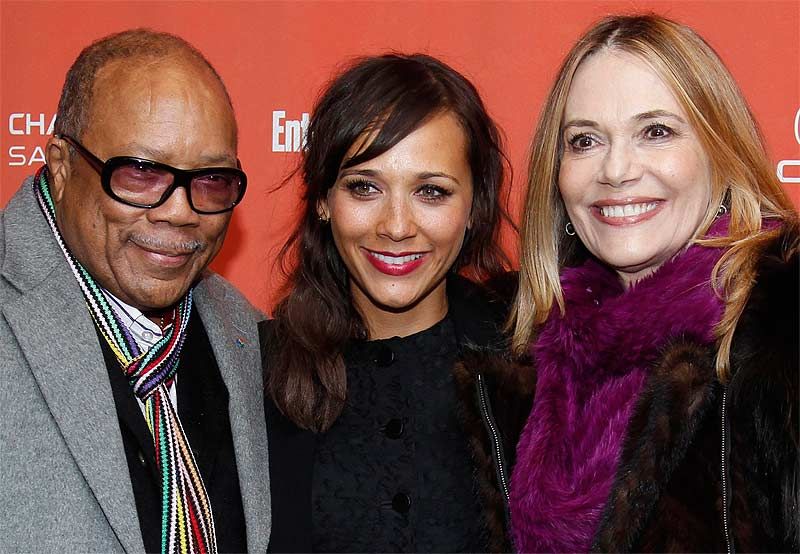 peggy lipton being embraced by her daughters rashida and kidada jones at an awards show.